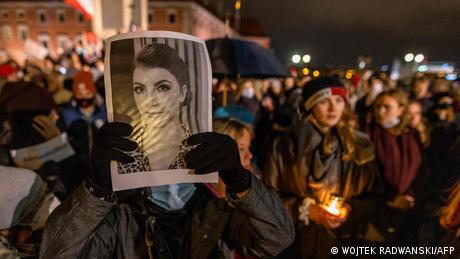 Полша е потресена от смъртта на бременната Изабела Мнозина се
