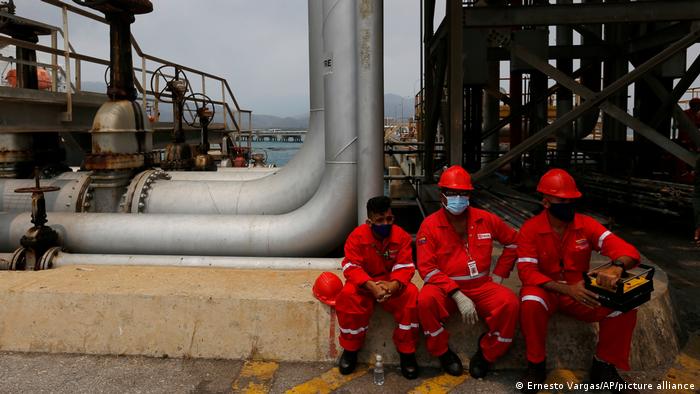 Venezuelanische Öl-Arbeiter in einer Raffinerie 
