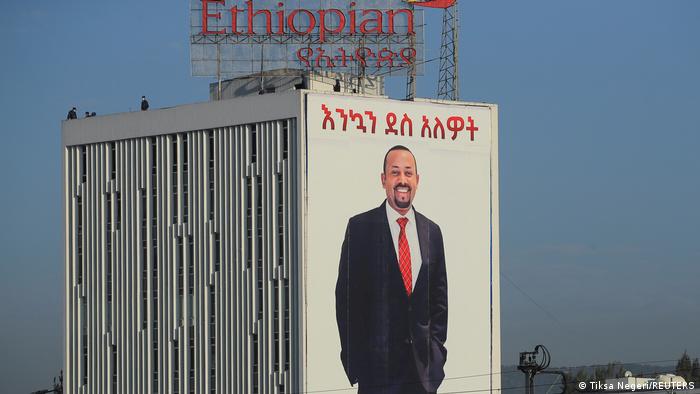 XXL-Plakat an Hochhauswand im Stadtzentrum von Addis Abeba zeigt Konterfei von Äthiopiens Premierminister Abiy Ahmed (Foto: REUTERS/Tiksa Negeri)