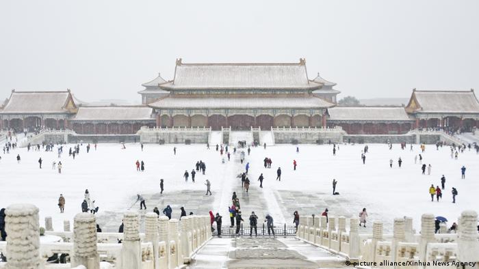 هوای یخبندان حدود یک ماه قبل از معمول به چین رسیده است. کاخ موزیم در شهر ممنوعه در پیکنگ سفید پوش شده است. پیش‌بینی شده است که دمای هوا به پایین‌ترین میزان در یک دهه اخیر برسد. 