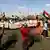Demonstrierende in den Straßen der sudanesischen Hauptstadt Khartum tragen ein Transparent und Nationalflaggen bei ihrem Protest gegen den jüngsten Militärputsch im Land