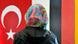 Eine Frau mit Kopftuch sitzt in einer Moschee vor einer türkischen und einer deutschen Fahne (Foto: dpa) Eine Frau mit Kopftuch sitzt in einer Moschee vor einer türkischen und einer deutschen Fahne (Foto: dpa)