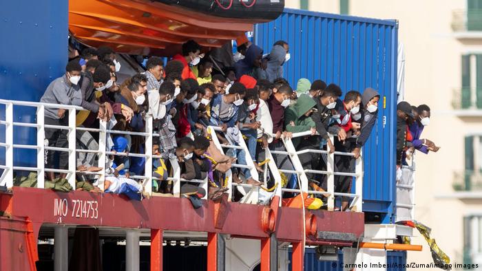 Sizilien Trapani | Rettungsschiff Sea-Eye 4 mit Migranten