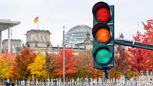 Ein Ampel vor dem Reichstagsgebäude in Herbststimmung als Symbol für die Ampel-Koalitionsgespräche. (Fotomontage, Themenbild, Symbolbild) Berlin, 20.10.2021