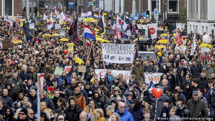 Участники протеста против ужесточения мер борьбы с пандемией в Гааге