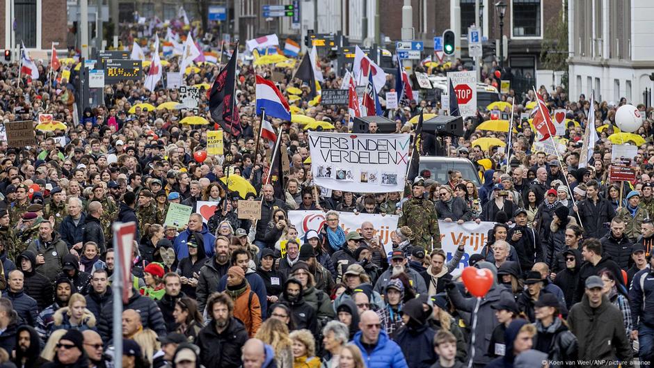 Massive protests took place in The Hague against toughening measures to combat the pandemic Massive protests took place in The Hague against toughening measures to combat the pandemic