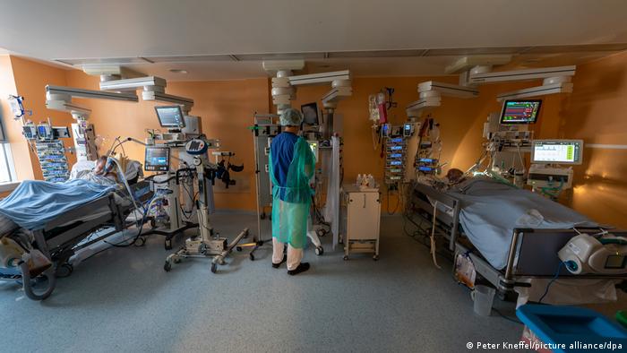Debido a los récords de infecciones, las estaciones de cuidados intensivos en Alemania están al límite.