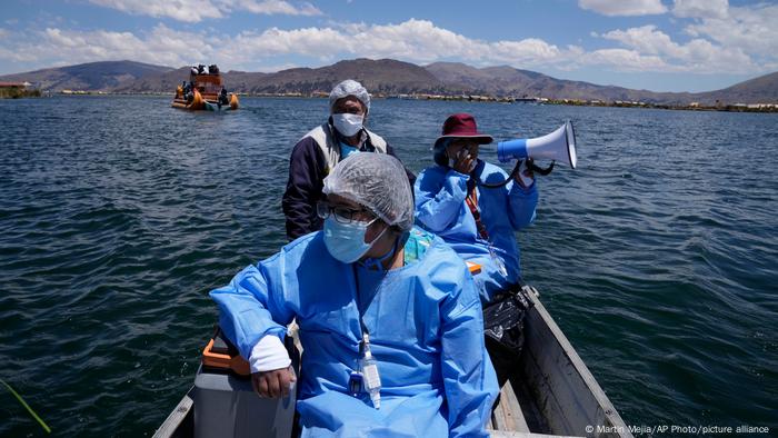 Brigadas de salud de Perú, como en el Lago Titicaca, se las ingenian para llegar a vacunar a los pueblos más alejados. 