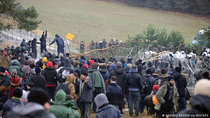 Tłumy migrantów zmierzają w kierunku granicy Białorusi z Polską 
