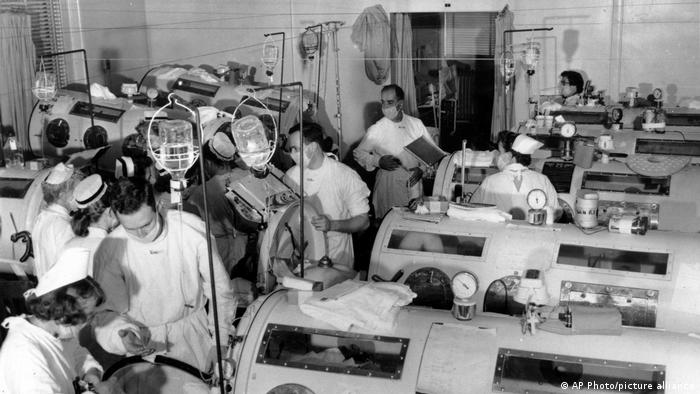 Sala de urgencias de poliomielitis en el Haynes Memorial Hospital de Boston en 1955.