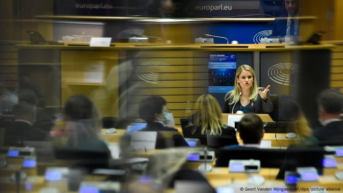Die Whistleblowerin Frances Haugen spricht Anfang November vor dem Europäischen Parlament in Brüssel