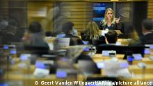 08.11.2021, Belgien, Brüssel: Frances Haugen (hinten r), Facebook-Whistleblowerin, spricht im Europäischen Parlament zu Europaabgeordneten. Europaabgeordnete und Haugen sprechen über die negativen Auswirkungen der Produkte und Geschäftsmodelle der großen Technologieunternehmen auf die Nutzer. Foto: Geert Vanden Wijngaert/AP/dpa +++ dpa-Bildfunk +++