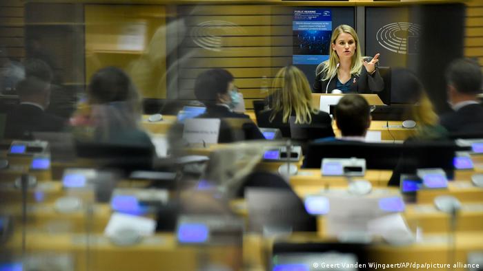 Frances Haugen ante el pleno del Parlamento Europeo en Bruselas el 8 de noviembre de 2021