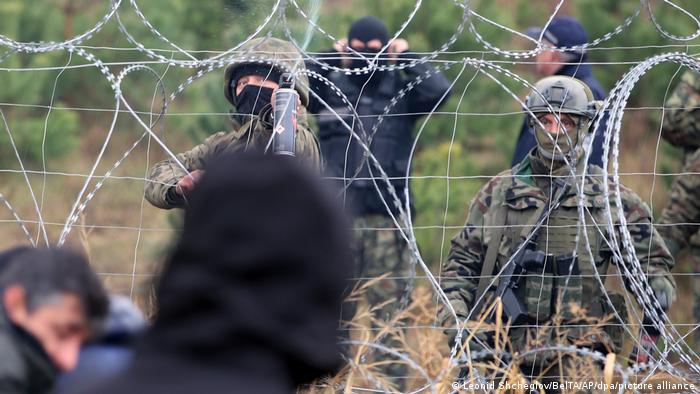 Aparat Polandia berjaga di balik pagar kawat berduri di perbatasan Polandia-Belarus