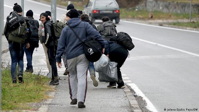 Migranti čekaju autobus da ih preveze do Sombora