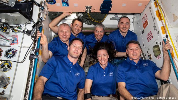 Thomas Pesquet, Megan McArthur und Shane Kimbrough (vorne von links) sowie Akihiko Hoshide (hintere Reihe, Zweiter von links) haben die ISS verlassen 