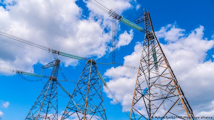Вышки с проводами высоковольтной передачи в Львовской области Украины