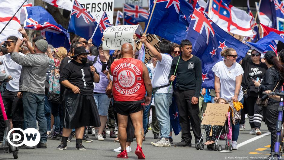 Thousands protest in New Zealand against mandatory vaccination |  The World |  DW