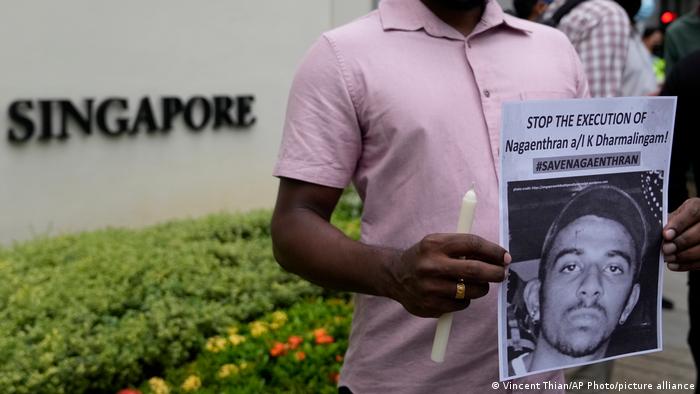 Demonstrant vor der Botschaft Singapurs in Malaysia wegen der drohenden Hinrichtung eines Heroinschmugglers mit Foto des Delinquenten