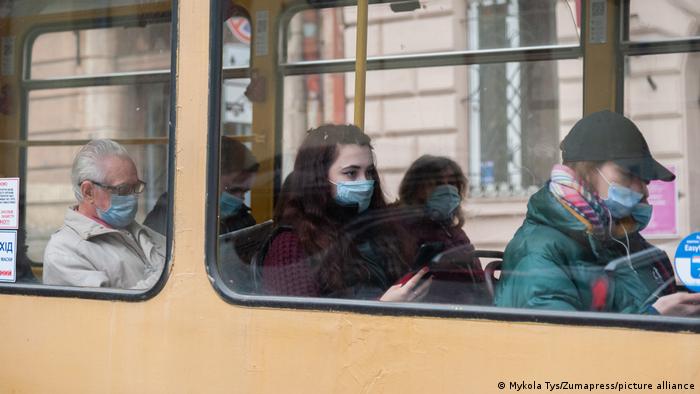 Пассажиры автобуса в масках во Львове