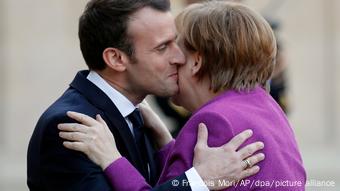 Merkel dhe Makro duke u përqafuar