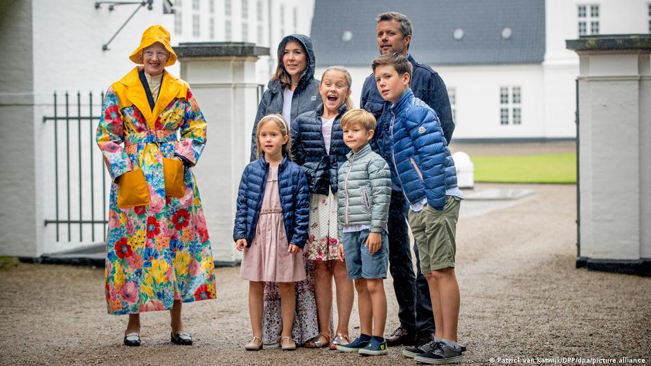 Königin Margrethe II. mit ihrem Sohn Frederik und dessen Familie