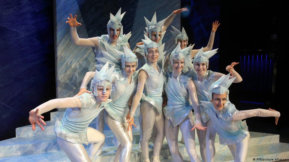 Eine Gruppe Ballett-Tänzer in perlmuttfarbenen Kostümen posiert