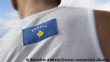 The national flag of Kosovo on the athlete's back. || Modellfreigabe vorhanden