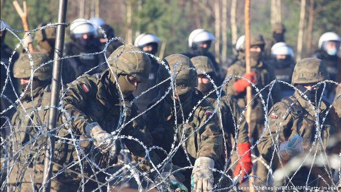 Pasukan Polandia di belakang pagar kawat berduri di perbatasan dengan Belarus