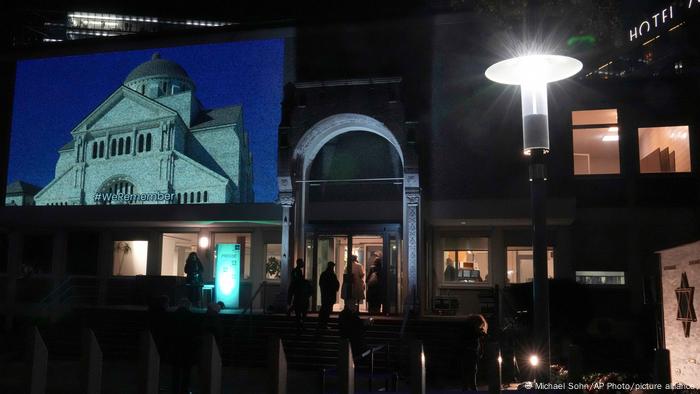 a photo of the Fasanenstrasse synagogue projected onto the wall of the successor building