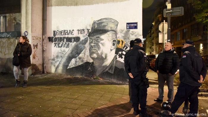 Policija čuva mural