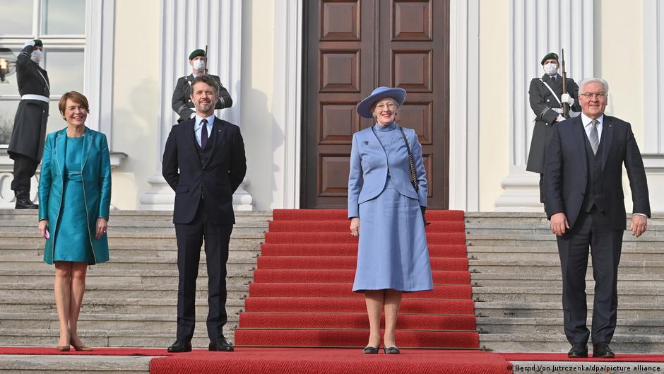 Bundespräsident Frank-Walter Steinmeier (r) und seine Frau Elke Büdenbender (l) stehen mit Kronprinz Frederik von Dänemark und Margrethe II., Königin von Dänemark auf den Stufen vor dem Schloss Bellevue.