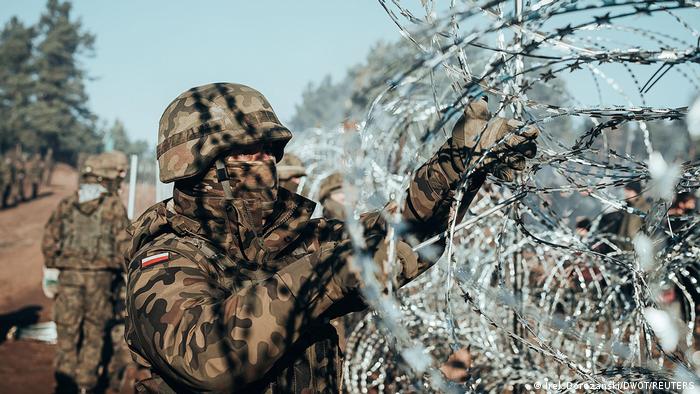 Polskie wojsko rozwija drut kolczasty na granicy z Białorusią