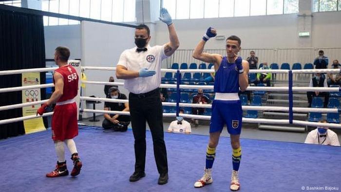 Boxer aus dem Kosovo gewinnt gegen serbischen Boxer