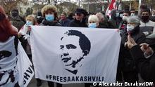 Plakat #Freesaakaschwilly bei Demonstranten vor dem Gebäude des Stadtgerichtes Tiflis am ersten Tag des Prozesses gegen Mikhail Saakaschwilli, 10.11.2021, Georgien