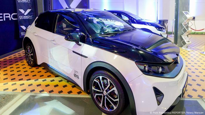 Model samochodu elektrycznego Syrena Vosco EV2 w salonie 