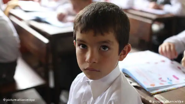 Kleiner Junge in Schule blickt in die Kamera - Szene aus "Bal" (Foto: dpa)