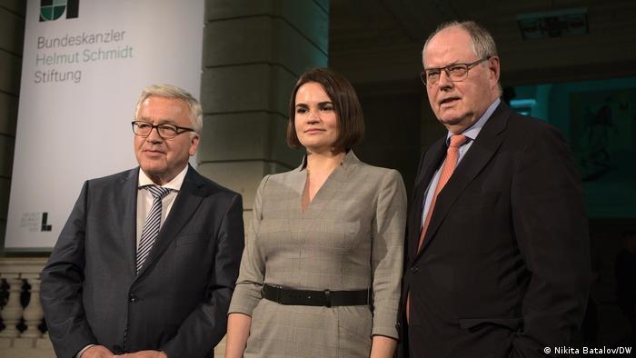 Председатель попечительского совета Фонда Гельмута Шмидта Пер Штайнбрюк (на снимке - справа) и лидер белорусской оппозиции Светлана Тихановская 10 ноября в Берлине
