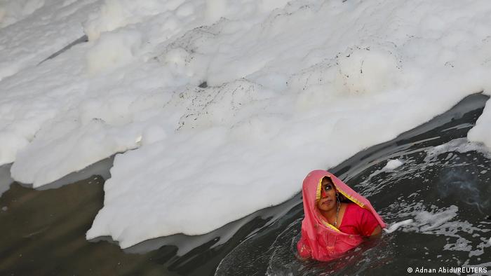 Прилича на сняг, но не е: силно токсична бяла пяна