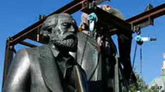 BdT Berlin Marx Engels Denkmal soll umziehen