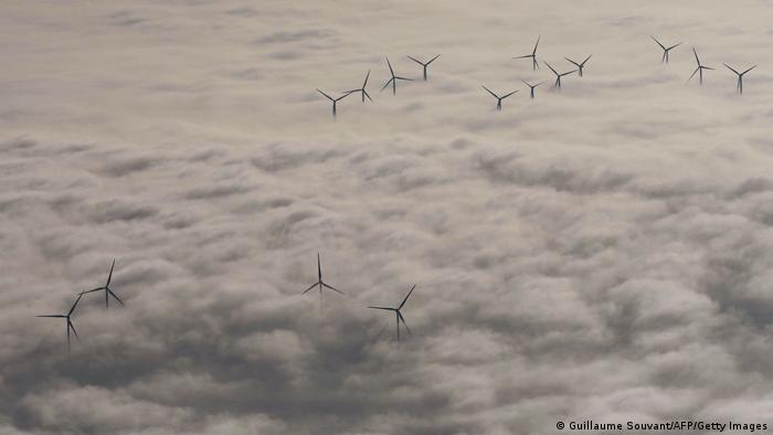 Une éolienne est vue au-dessus des nuages ​​le 10 novembre 2021 à Châtellerault, dans l'ouest de la France