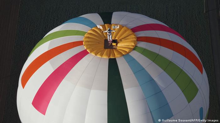 Stojeći na balonu kojim je upravljao njegov otac, Francuz Remi Uvrar popeo se na visinu od 3.637 metara i tako oborio svetski rekord. Ujedno je i promovisao broj telefona 36-37 francuskog Teletona preko kojeg se prikuplja novac za lečenje retkih bolesti.