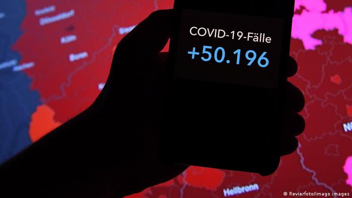 Imagen de un móvil con los casos de COVID-19 en Alemania.