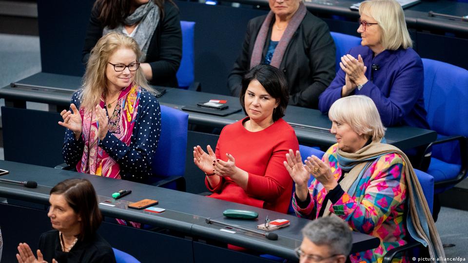 Mulheres comandam metade dos ministérios no governo Scholz – DW – 06/12/2021