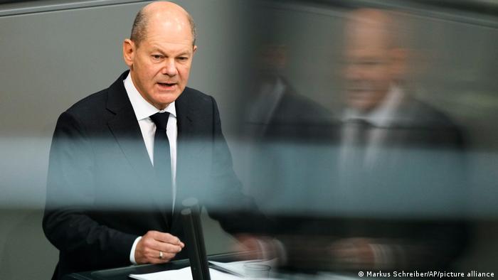 Олаф Шолц, веројатниот иден германски канцелар, избегнуваше остри тонови за време на дебатата во Бундестагот