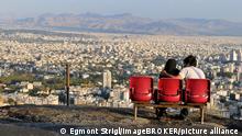 Junges islamisches iranisches Ehepaar genießt das Panorama der Stadt Teheran, Iran, Persien, Asien