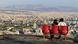 Pareja de espaldas, sentada sobre sillas rojas mirando el paisaje urbano de Teherán. Pareja de espaldas, sentada sobre sillas rojas mirando el paisaje urbano de Teherán.