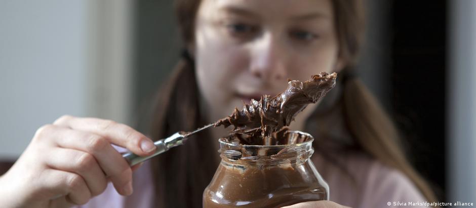 Óleo de palma é ingrediente de pastas de chocolate para passar no pão, cosméticos e outros produtos