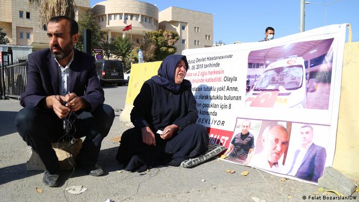 Emine Şenyaşar oğluyla birlikte Adalet nöbeti tutuyor