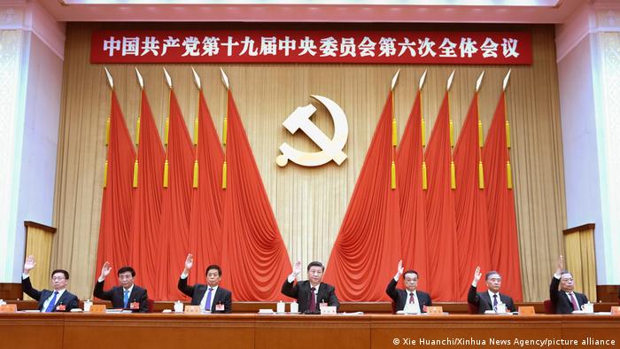 Die sechste Generalversammlung des Zentralkomitees der KP China mit Parteichef Xi in der Mitte 